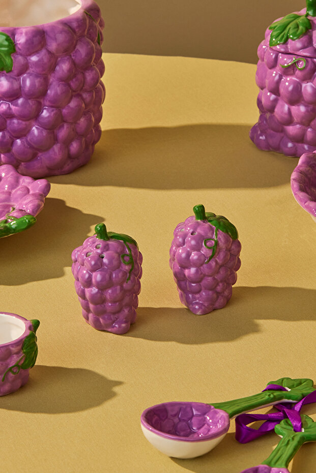 Grape Patterned Salt and Pepper Shakers 7 cm