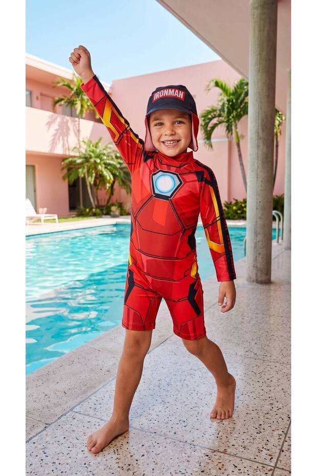طقم ملابس سباحة عالي الجودة للأولاد من Iron Man مع قبعة منقوشة