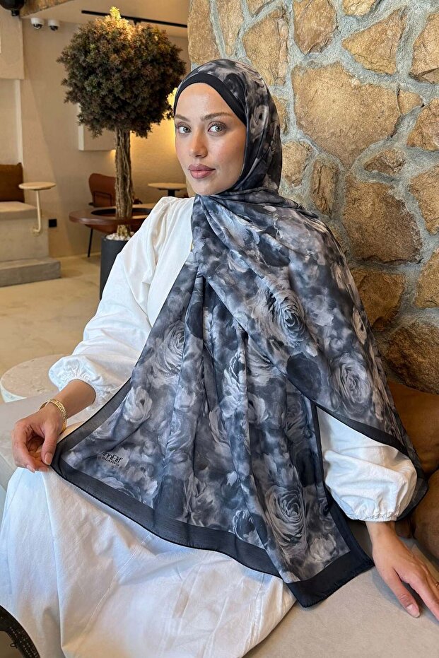شال لارا ناعم بنمط زهور نباتية باللون الأسود