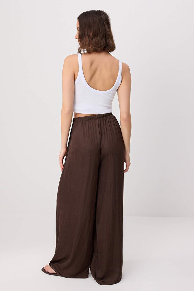 Kahverengi Geniş Paça Beli Lastikli İnce Saten Pantolon TWOSS26PL00237 - 4
