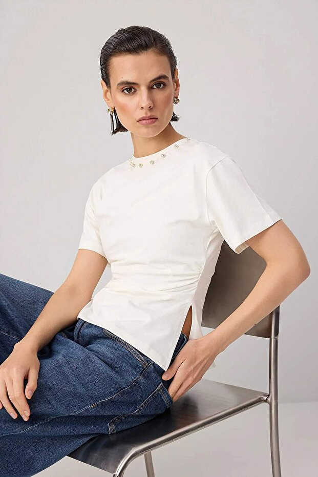 Ekru Düz Fitted Bisiklet Yaka Kısa Aksesuar Detaylı Pamuklu Esnek Örme T-Shirt TWOSS26TS00327
