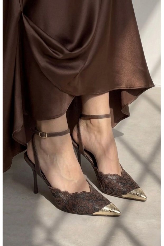 Lune Pointed Toe Lace Embroidered Gold Metal Buckle Heeled Shoes