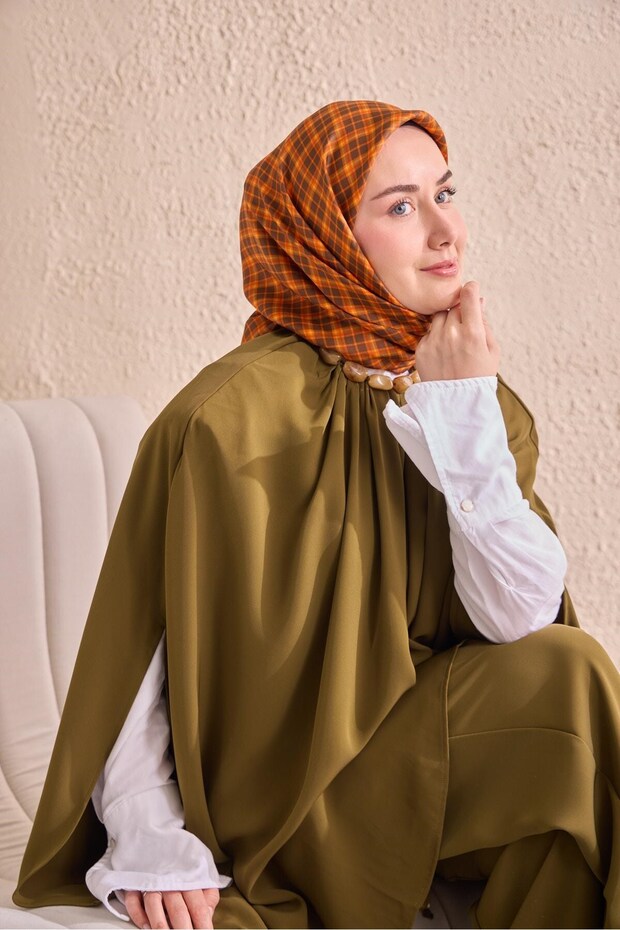 وشاح حرير تويل منقوش باللون البرتقالي