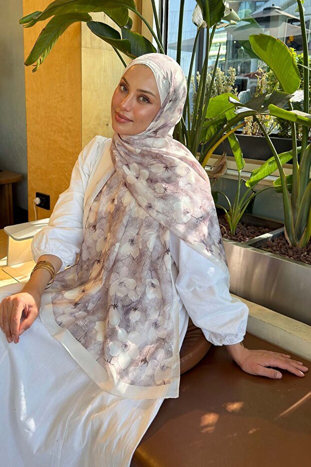 شال لارا ناعم بنقشة الزهور باللون البيج