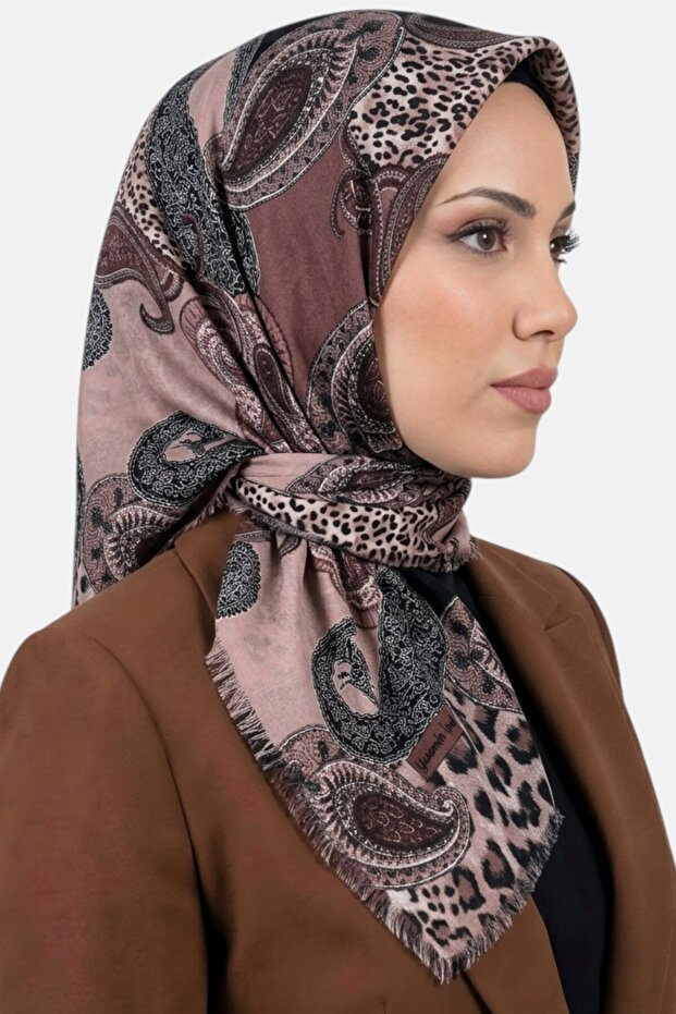 وشاح نسائي منقوش بنقشة الفهد والبايسلية
