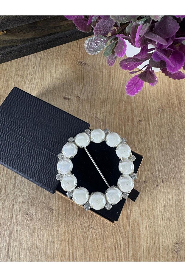 Elegant Pearl-Like Belt Buckle