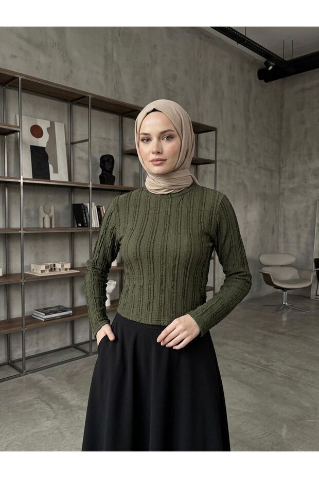 بلوزة ذات ياقة دائرية مزينة بكشكشة - كاكي