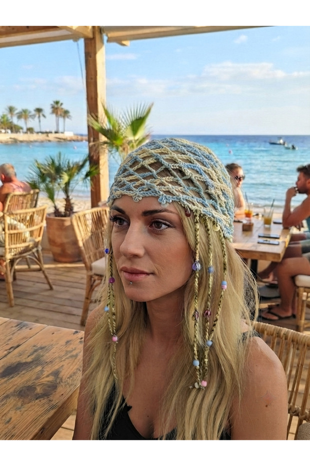 قبعة بيريه مزينة بالخرز والترتر