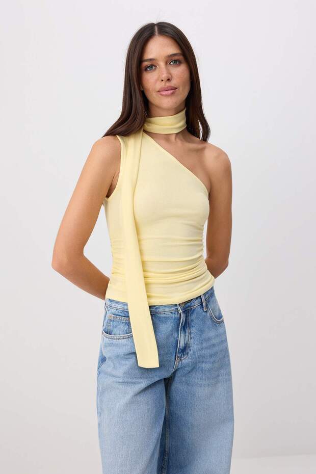 Sarı Fitted/Vücuda Oturan Asimetrik Yaka Bağlama Detaylı Yumuşak Örme Bluz TWOSS26BZ00480 - 1