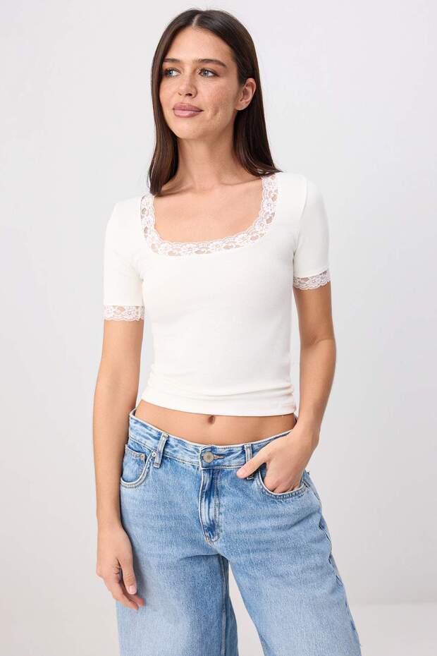 Ekru Fitted/Vücuda Oturan Havuz Yaka Kısa Kollu Dantel Detaylı Yumuşak Örme Bluz TWOSS26BZ00796 - 2