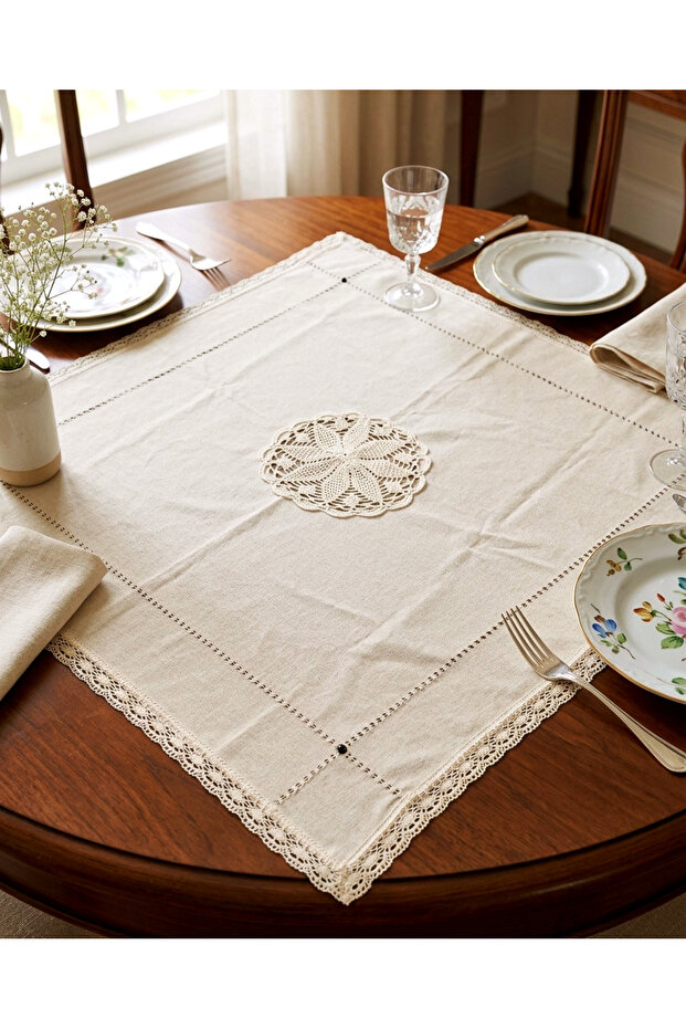 مفرش طاولة أصلي من Buldan Cenddere مقاس 105 × 105 سم مع دانتيل مصنوع يدويًا في المنتصف