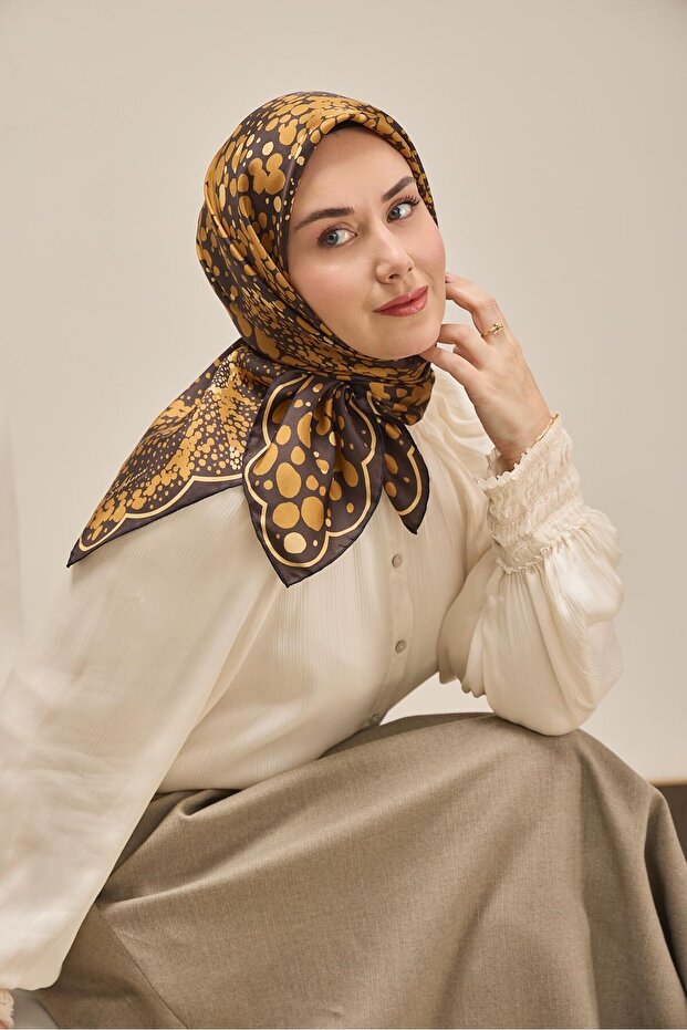 وشاح حريري من التويل بلون القهوة الحامضة والبرتقالي 90x90