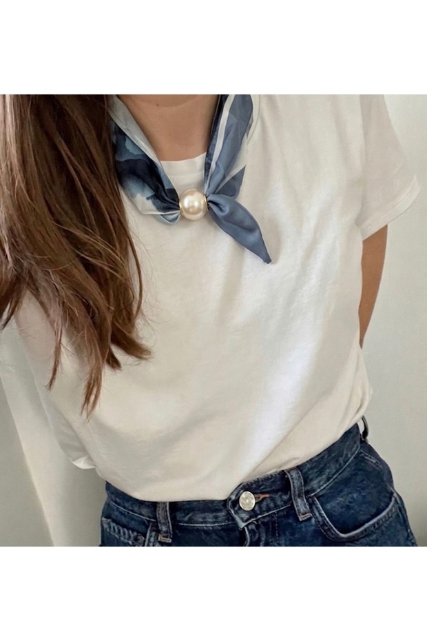 Blue Pearl Scarf Model (It Is Opened and Closed through a Magnetic Mechanism That Includes Pearls Inside.)