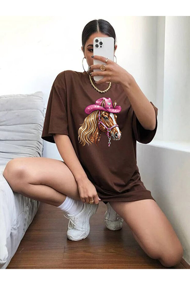 تي شيرت نسائي أساسي بأكمام قصيرة وياقة دائرية مطبوع عليه PARLAK AT