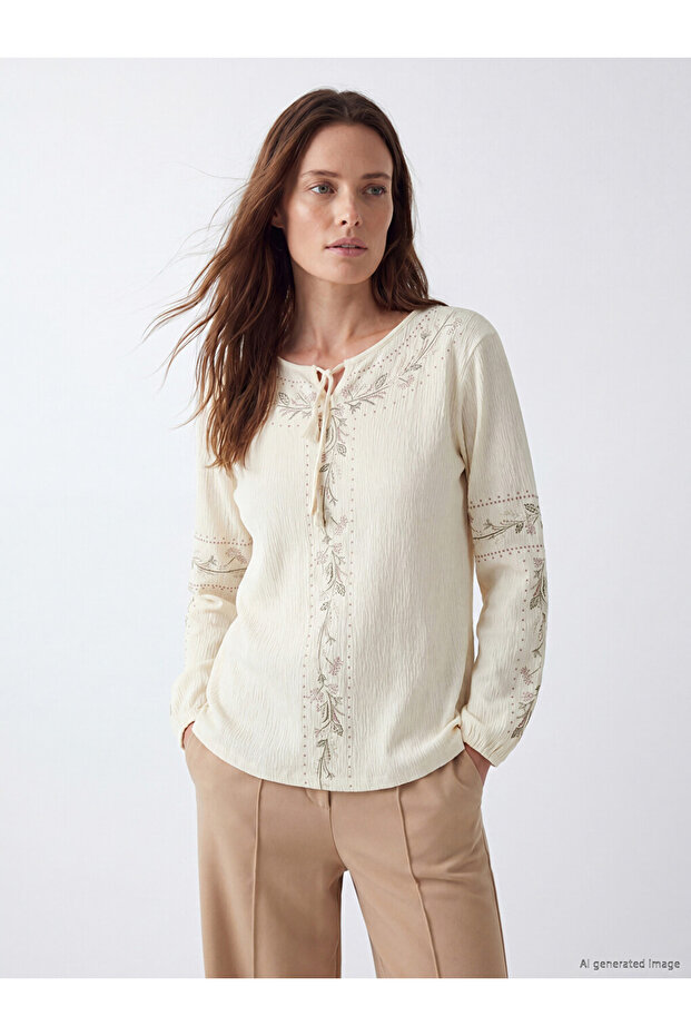 بلوزة منقوشة بياقة دائرية باللون البيج