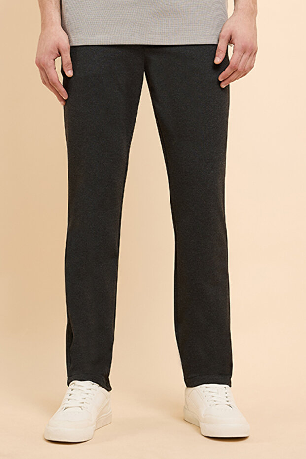 بنطلون ضيق محبوك بنسيج محبب مع إغلاق بأزرار