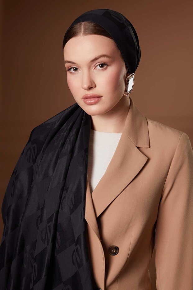 شال نايا جاكار مطبوع باللون الأسود من LVD