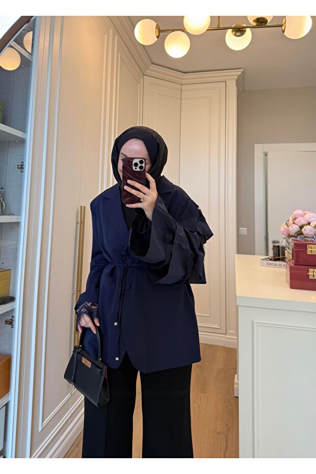 سترة بليزر بأكمام دانتيل باللون الأزرق الداكن