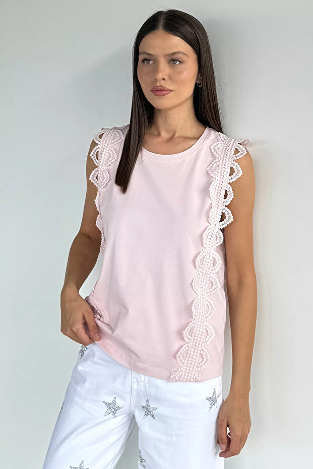 بلوزة مزينة بالدانتيل