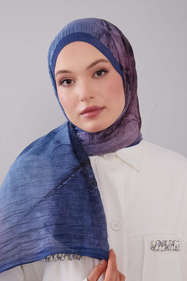 شال قطني من الموسلين باللون الأزرق