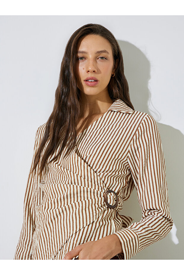 بلوزة ملفوفة بأكمام طويلة مخططة باللون البني