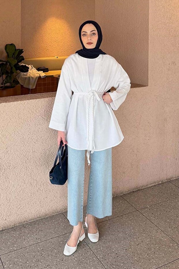سترة كيمونو محبوكة باللون الأبيض