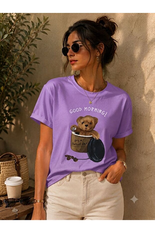 تي شيرت نسائي أساسي مطبوع رقميًا عليه عبارة Good Morning Teddy Bear