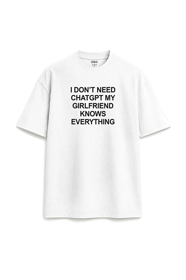 تي شيرت أبيض للجنسين مطبوع بتصميم خاص مكتوب عليه "Dont Need Chatgpt Girlfriend Knows"