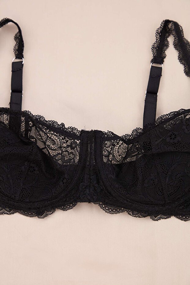 Siyah Dantel Ajurlu/Delikli Kaplı Askılı Balconette Örme Sütyen TBBSS26CW00015 - 5