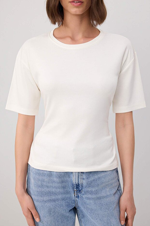Ekru Bağlama Detaylı Fitted/Vücuda Oturan Kısa Kol Esnek Örme T-Shirt TWOSS26TS00317 - 3