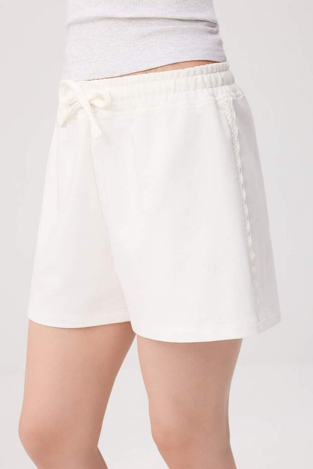 Ekru Wide Leg Beli Lastikli Dantel Detaylı Geniş Paça Örme Şort & Bermuda TWOSS26SR00275 - 3