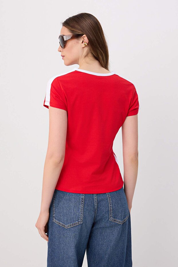 Kırmızı Baskılı Fitted/Vücuda Oturan Şerit Detaylı Pamuklu Esnek Örme T-Shirt TWOSS26TS00364 - 4