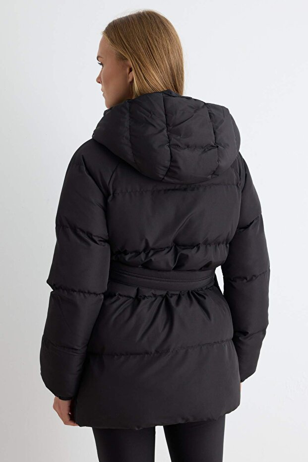 Siyah Oversize Kalıp Kapüşonlu Kemerli Su İtici Şişme Mont TWOAW23MO00188 - 4