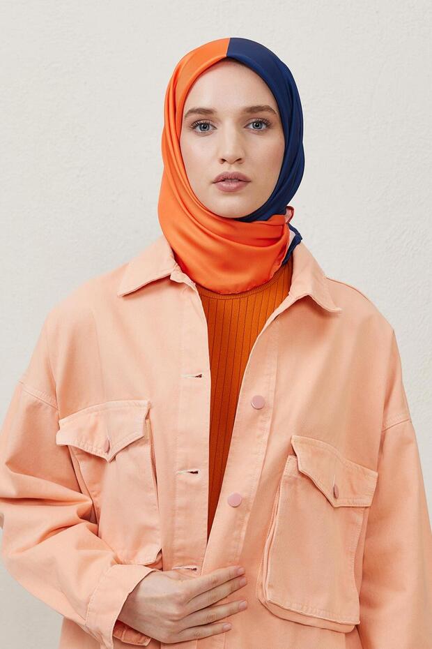 وشاح بلونين باللونين الأزرق الداكن والبرتقالي