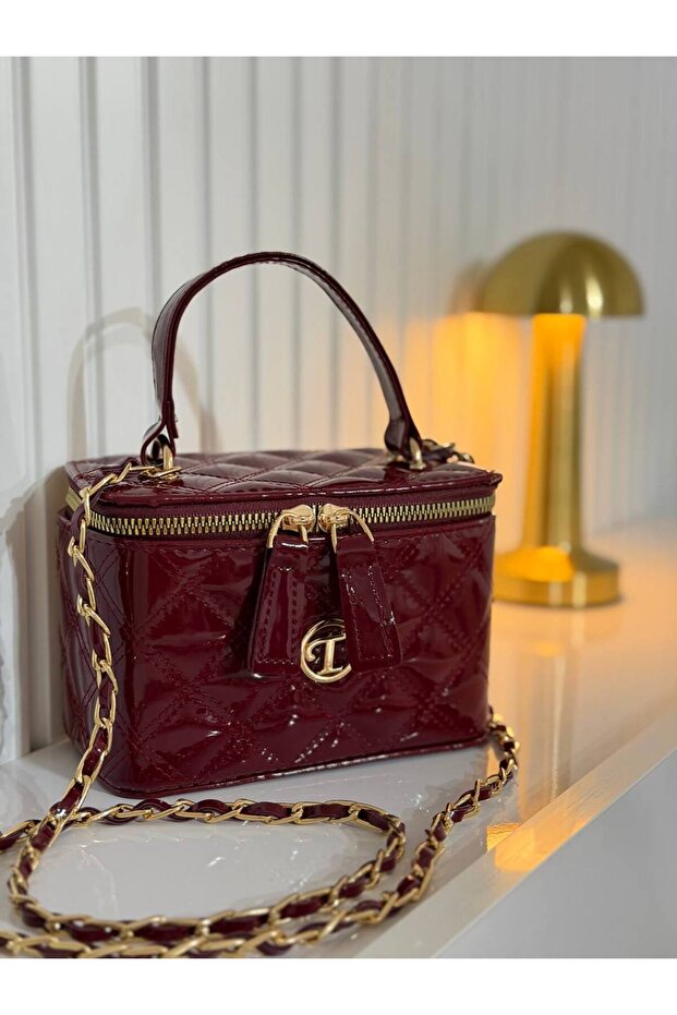 Women's Quilted Patent Leather Makeup Bag with Chain Strap Hand and Shoulder Bag 22X15X12 cm