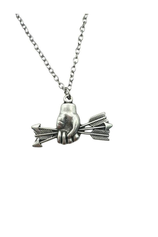 Unisex Necklace with Arrow-Holding Hand Figure – Strong, Meaningful, and Aesthetic Design