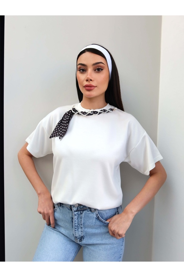 تيشيرت مودال مع ياقة من اللؤلؤ