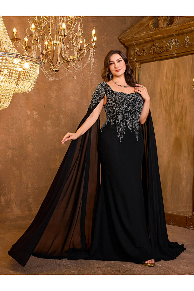فستان ماكسي أسود مزين بأكمام كيب مقاس كبير