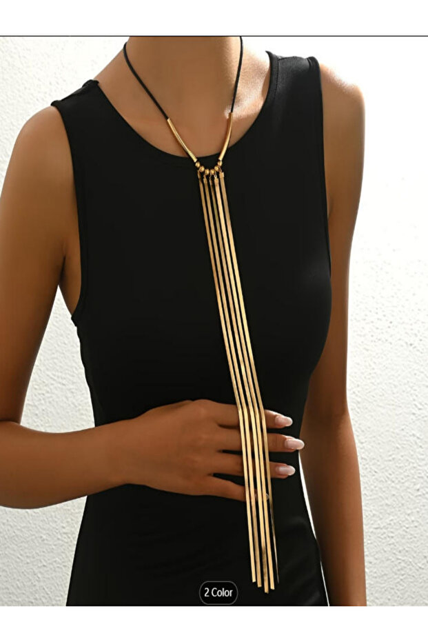 سلسلة طويلة بشرابة على شكل عظام الثعبان