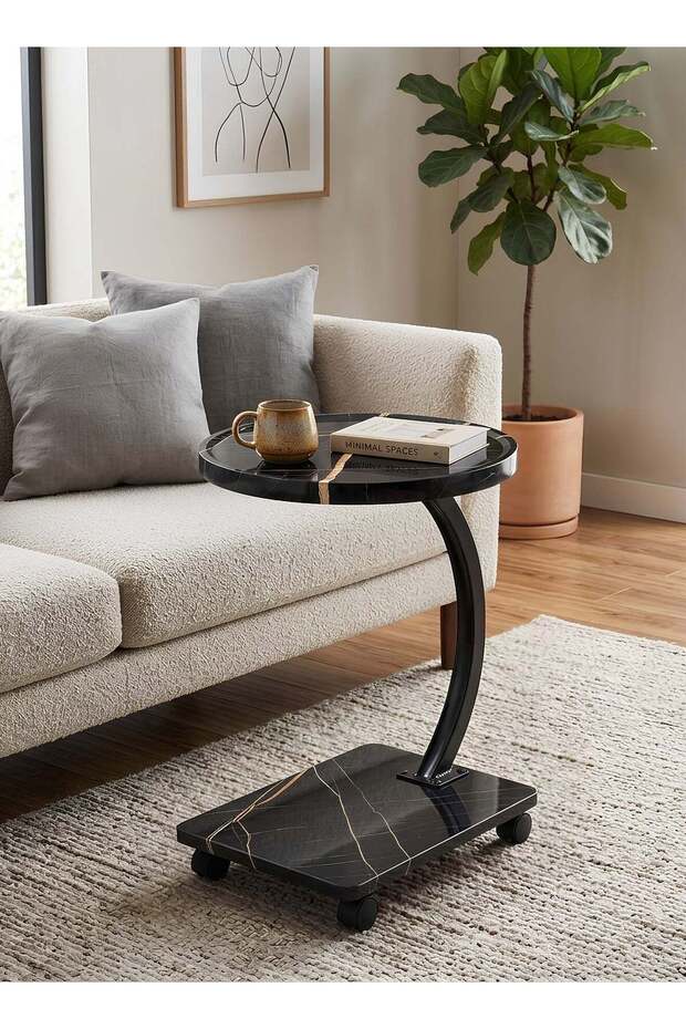 طاولة جانبية على شكل حرف C بعجلات، ذات طبقتين، سطح خشبي وإطار معدني، 60×40×30 سم، لون أسود