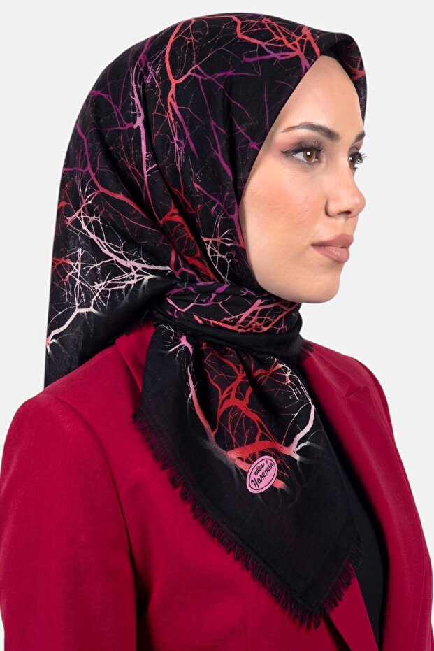 وشاح نسائي أسود بتصميم فروع شجرة حمراء
