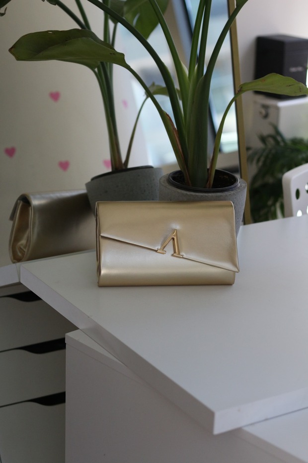 Women's Gold V Accessory Chain Shoulder Bag