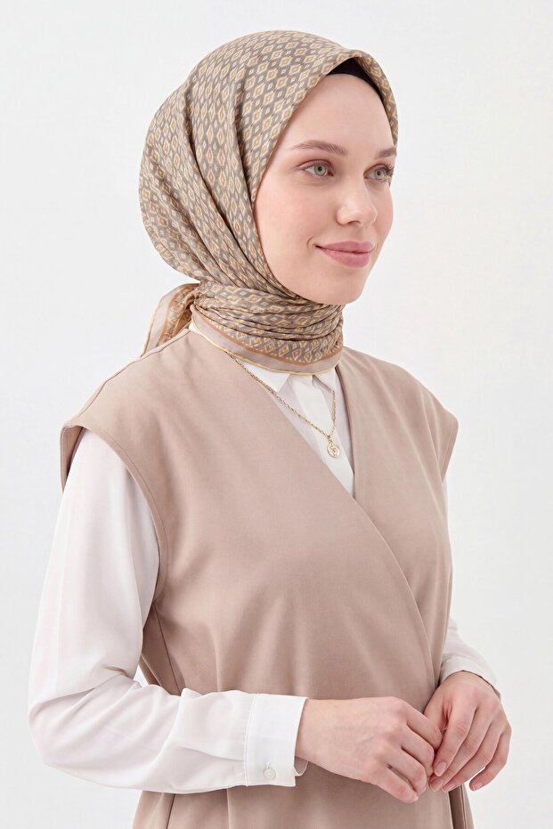 وشاح ناعم بتصميم هندسي ريترو باللون الأصفر الفاتح