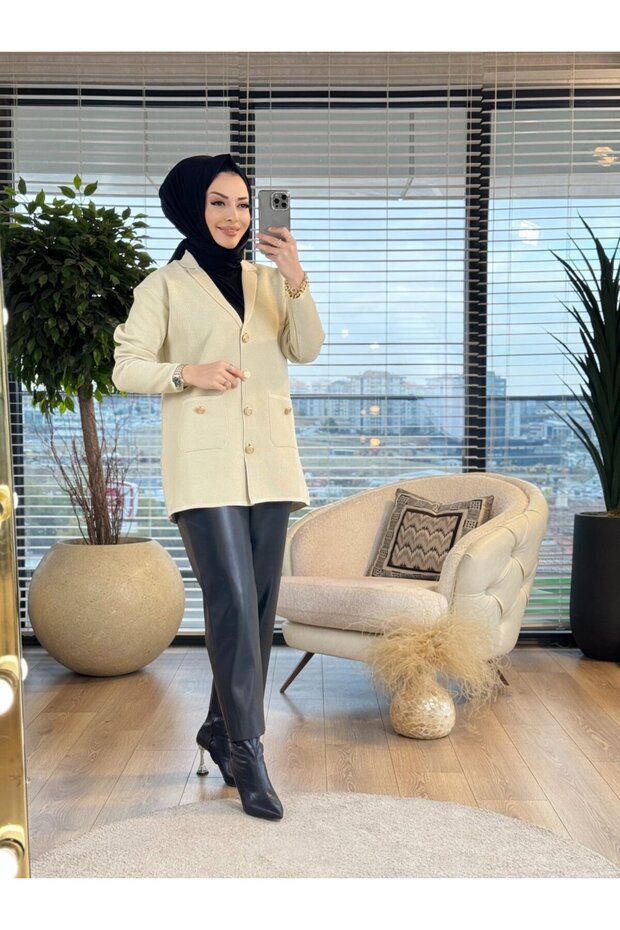 MRW1156 سترة معدنية بأزرار وياقة باللون البيج