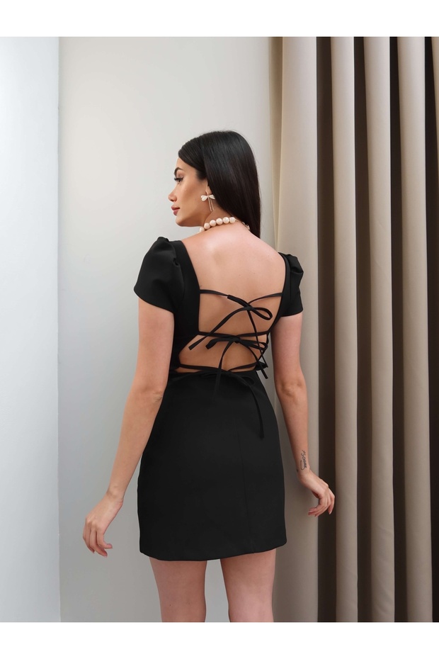 فستان قصير بقصة منخفضة