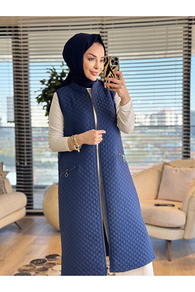 26450 سترة بنمط قرص العسل مع جيب بسحاب باللون الأزرق الداكن