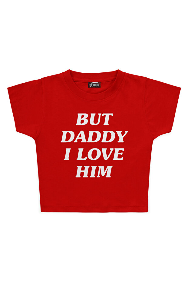 تي شيرت قصير مطبوع عليه عبارة But Daddy I Love Him