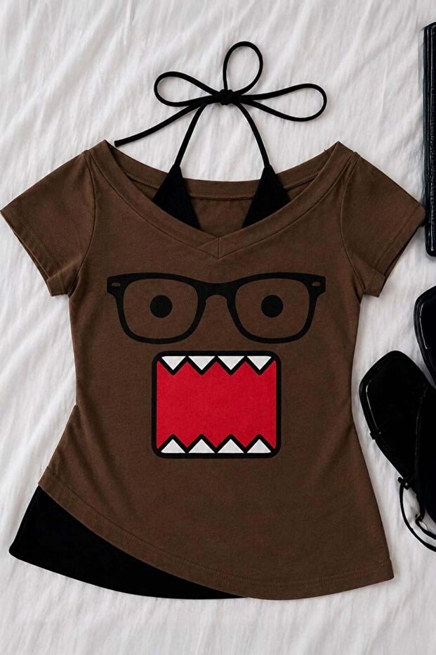 قميص قصير الأكمام من Domo Kun باللون البني مع حزام إضافي Y2K