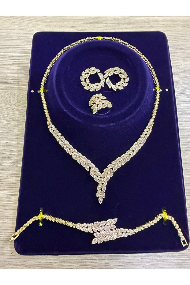 Zircon Set with Diamond Precision, High Quality from Meral