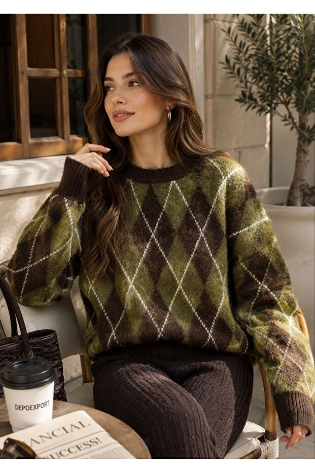 Women's Oversize Diamond Patterned Knitwear Sweater with Crew Neck and Soft Texture
